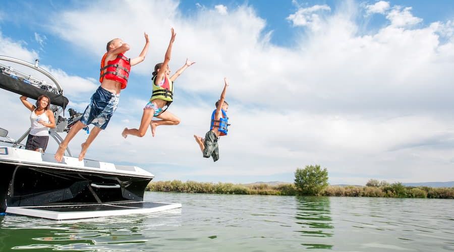 Kids Jumping Into Lake From Boat 1 002C36E0